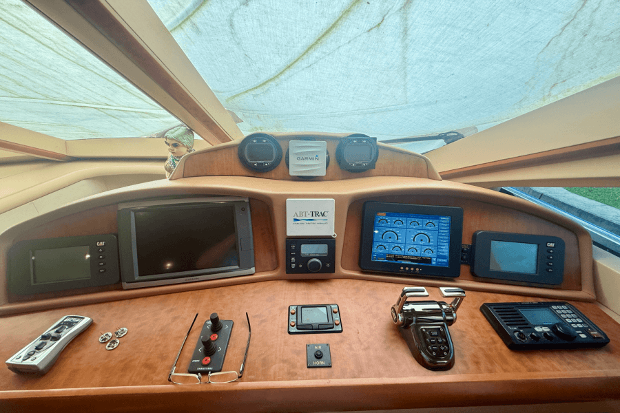 2005  68 FLYBRIDGE
