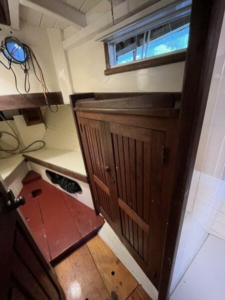 Gallant hanging locker