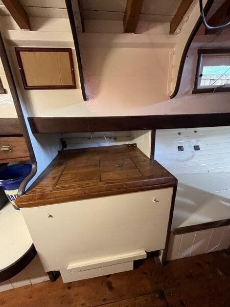 Gallant lined icebox, stbd