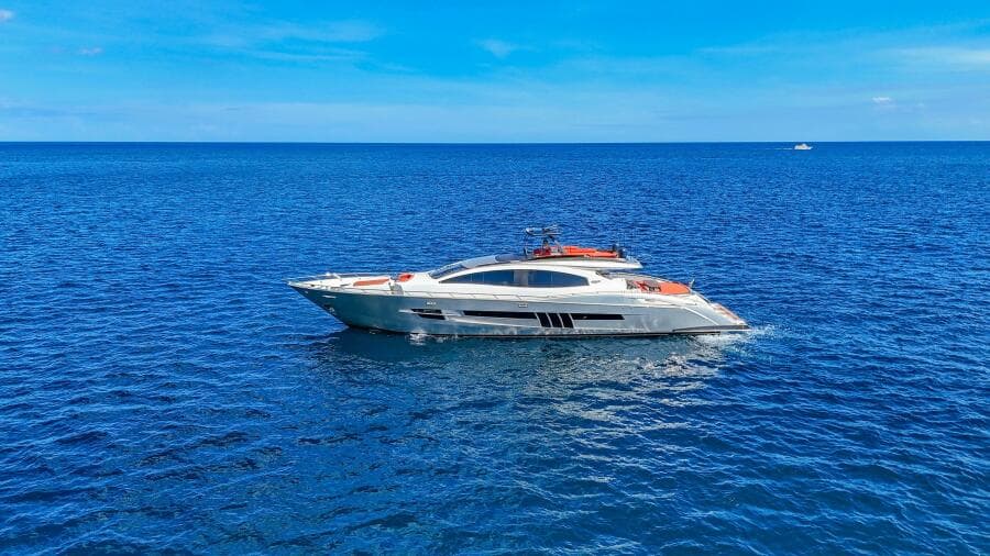 2010 Lazzara Yachts LSX 92