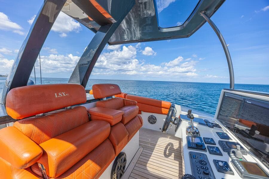 2010 Lazzara Yachts LSX 92