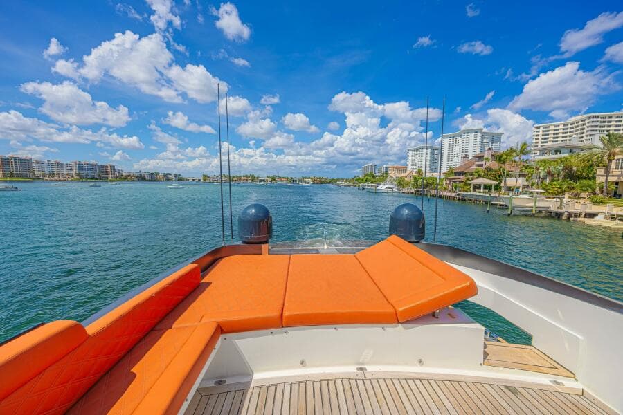 2010 Lazzara Yachts LSX 92