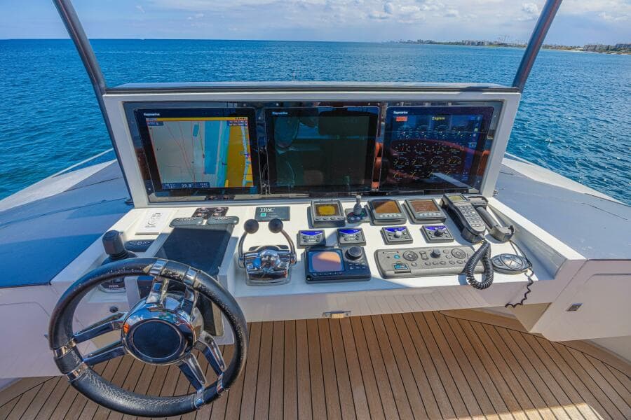 2010 Lazzara Yachts LSX 92