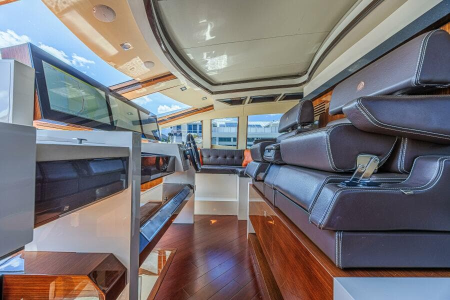 2010 Lazzara Yachts LSX 92