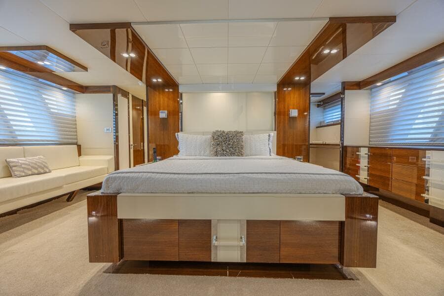 2010 Lazzara Yachts LSX 92