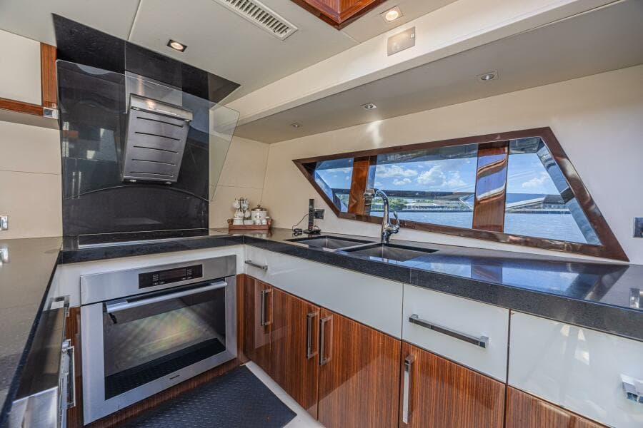 2010 Lazzara Yachts LSX 92