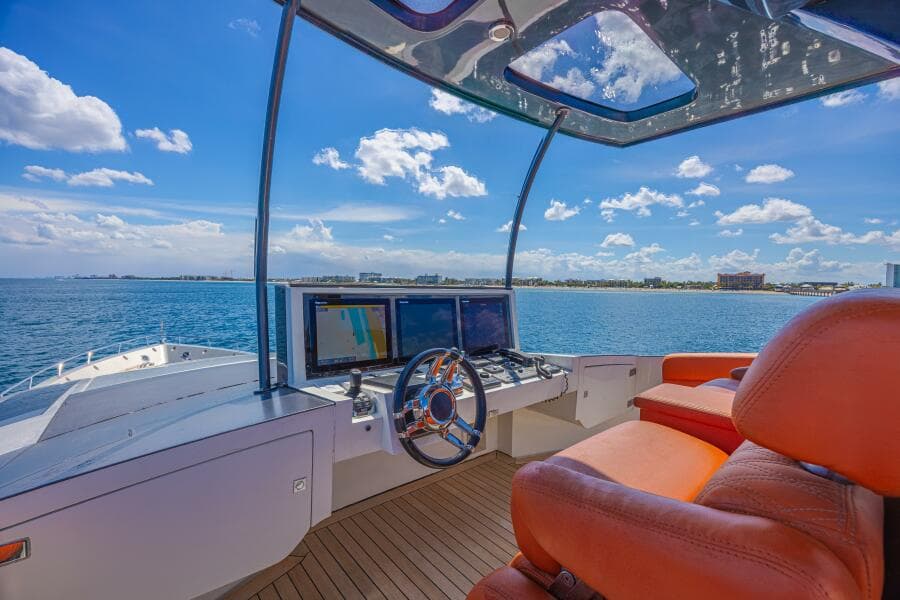 2010 Lazzara Yachts LSX 92