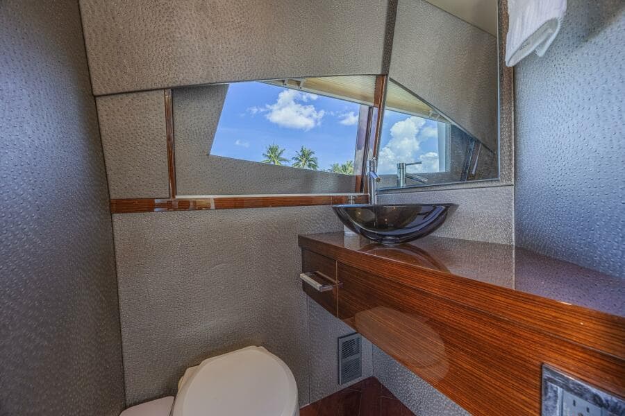 2010 Lazzara Yachts LSX 92