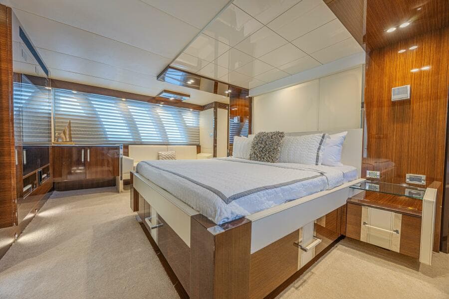 2010 Lazzara Yachts LSX 92