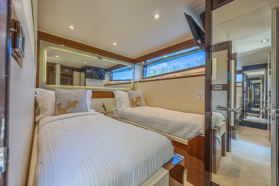 2010 Lazzara Yachts LSX 92