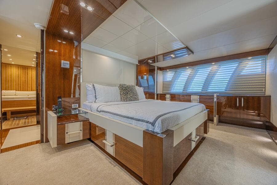2010 Lazzara Yachts LSX 92