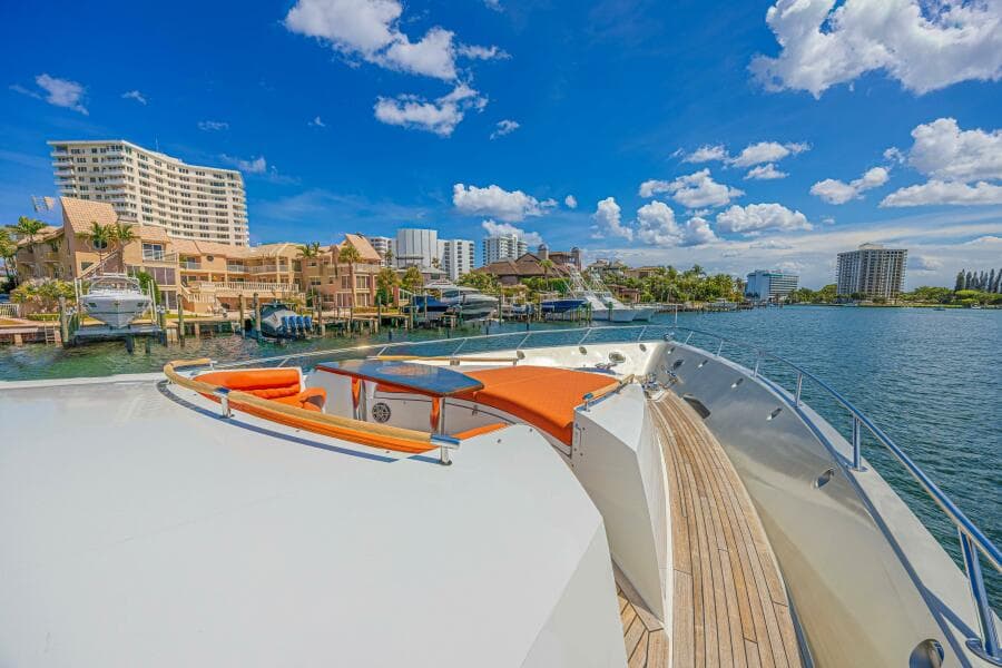 2010 Lazzara Yachts LSX 92