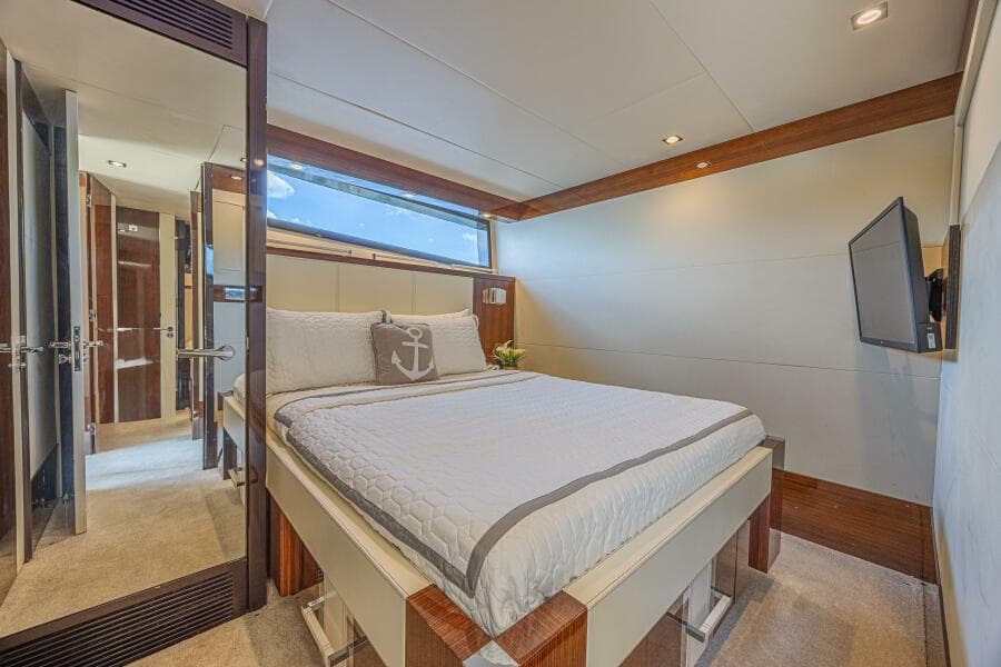 2010 Lazzara Yachts LSX 92