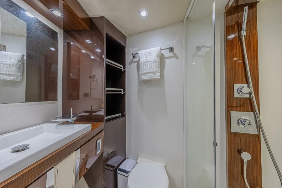 2010 Lazzara Yachts LSX 92
