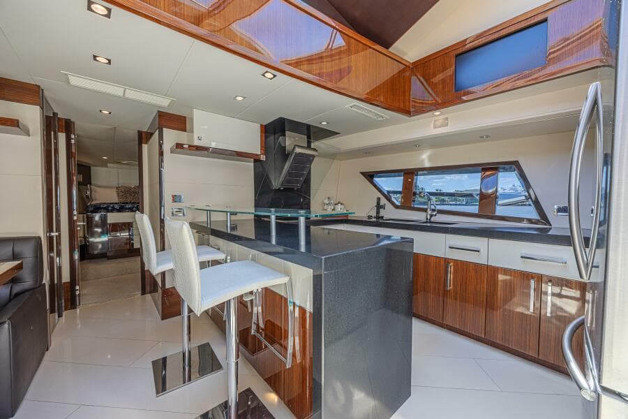 2010 Lazzara Yachts LSX 92