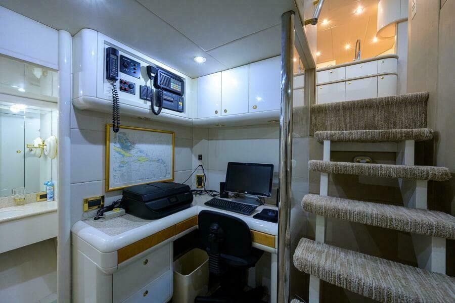 Lazzara 80 LOST TEXAN - Office/Den