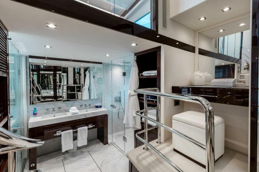 2018 Sunseeker 95 yacht