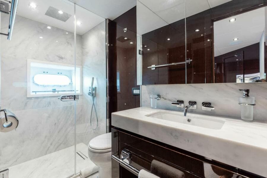 2018 Sunseeker 95 yacht