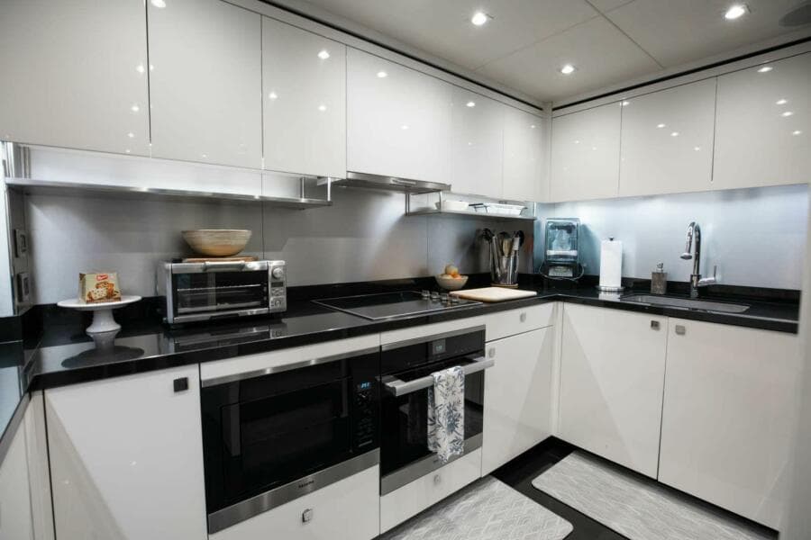 2018 Sunseeker 95 yacht