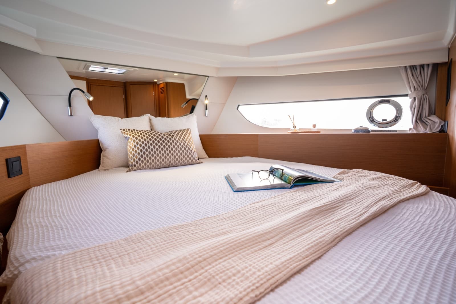 2027 Beneteau Swift Trawler 37
