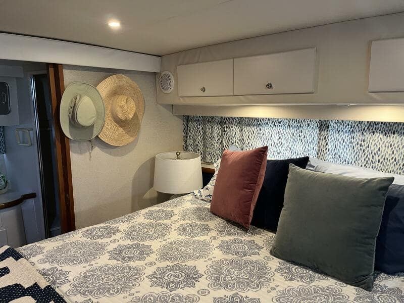 Carver 440 Aft Cabin