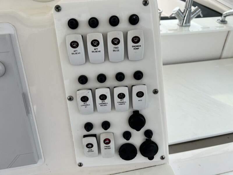 2012 Everglades 350 LX