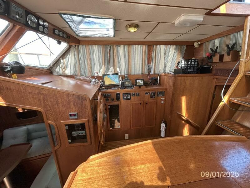 40' Nauticat pilothouse starboard