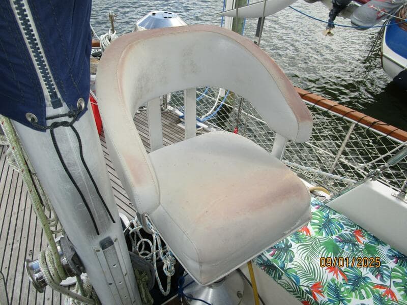 40' Nauticat cockpit helmseat1