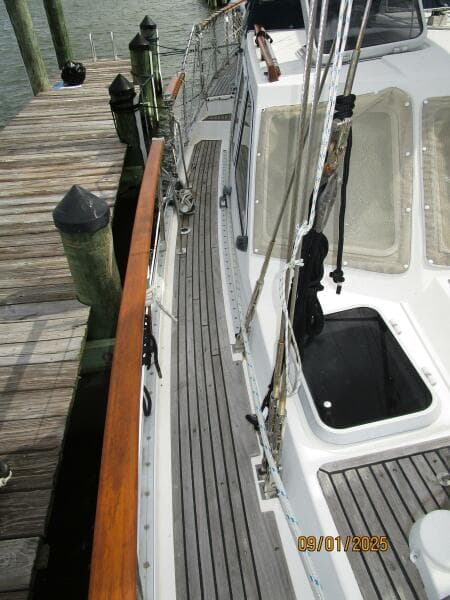 40' Nauticat starboard side deck2