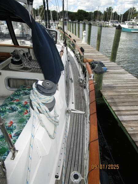 40' Nauticat starboard side deck1