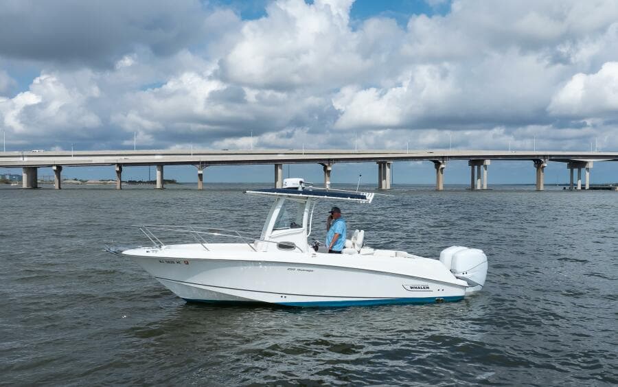 2010 Boston Whaler 250 Outrage