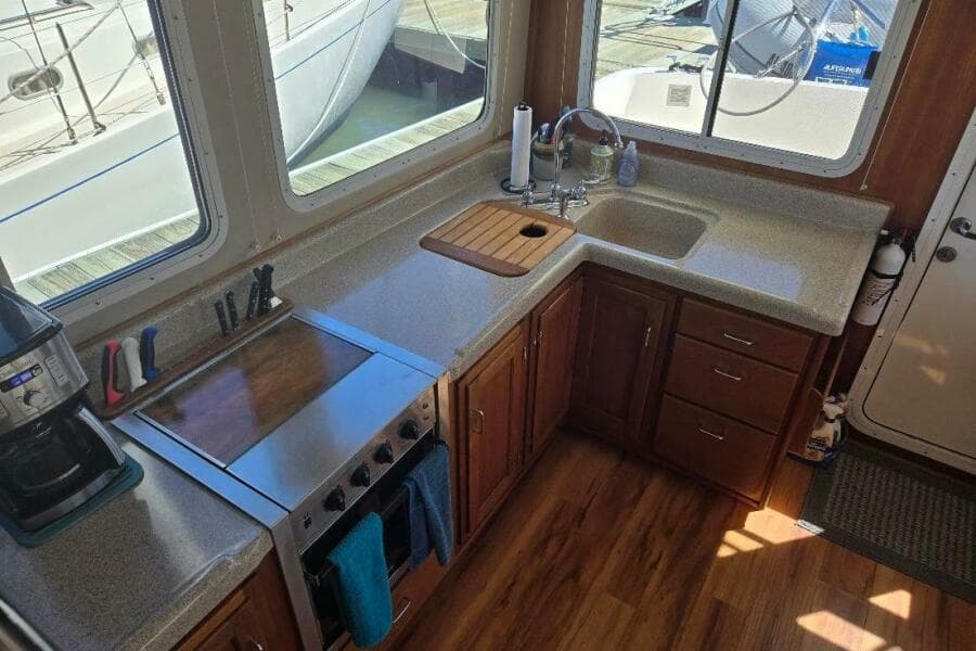 2005 American Tug 34 Pilothouse