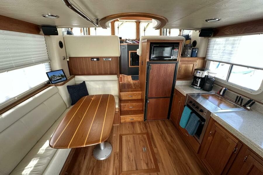 2005 American Tug 34 Pilothouse