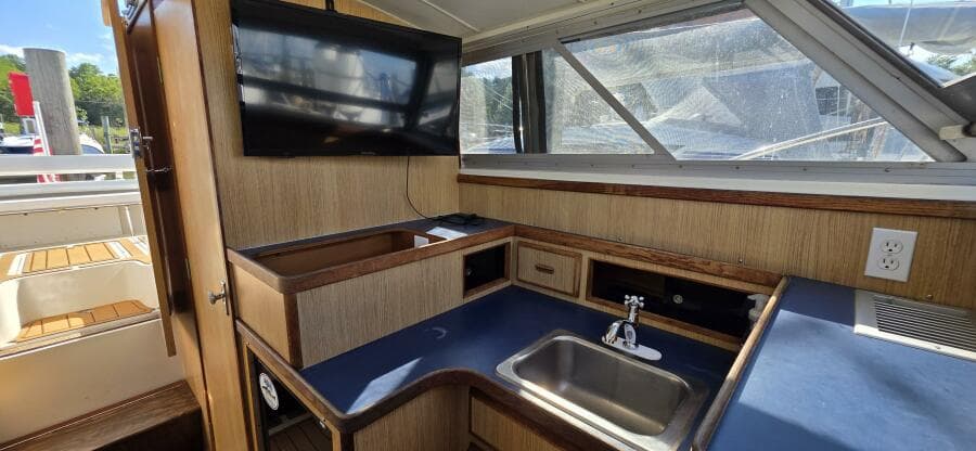 1983 Bertram 28 Flybridge Cruiser
