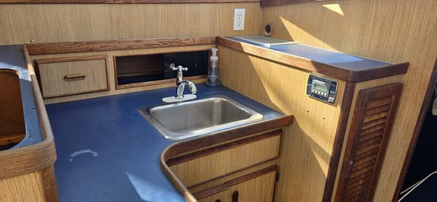 1983 Bertram 28 Flybridge Cruiser