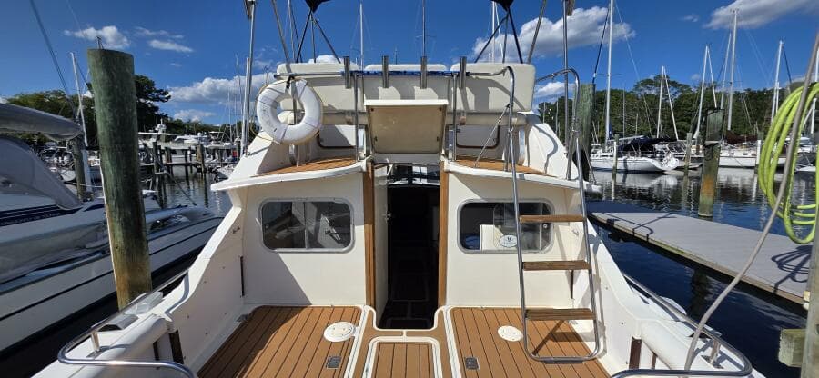 1983 Bertram 28 Flybridge Cruiser