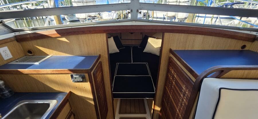 1983 Bertram 28 Flybridge Cruiser