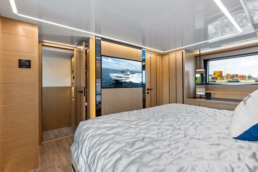 MASTER STATEROOM LOOKING AFT