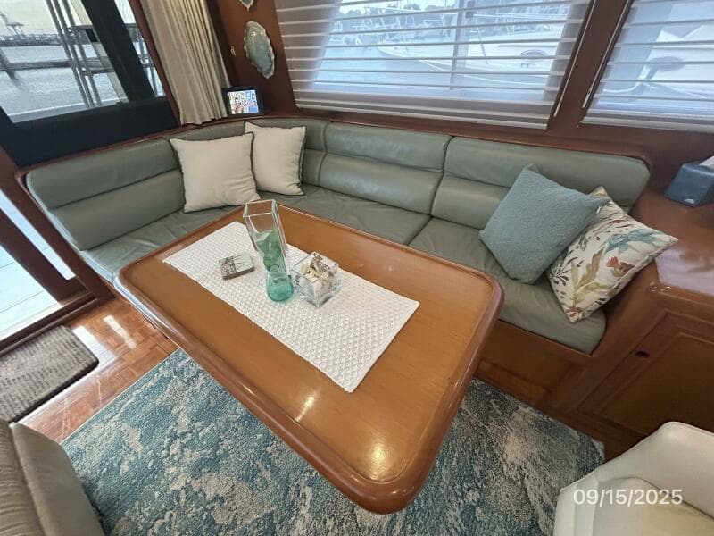45' Ocean Alexander salon port seating2
