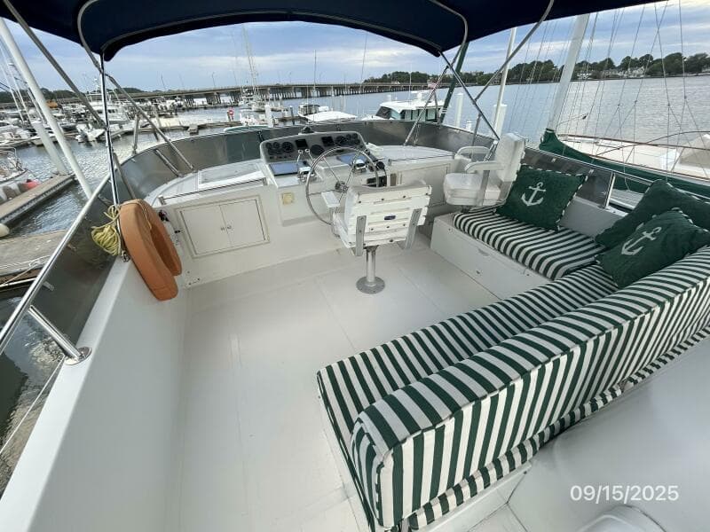 45' Ocean Alexander flybridge forward2