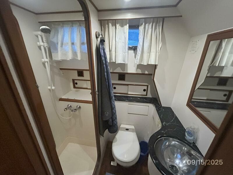 45' Ocean Alexander guest head