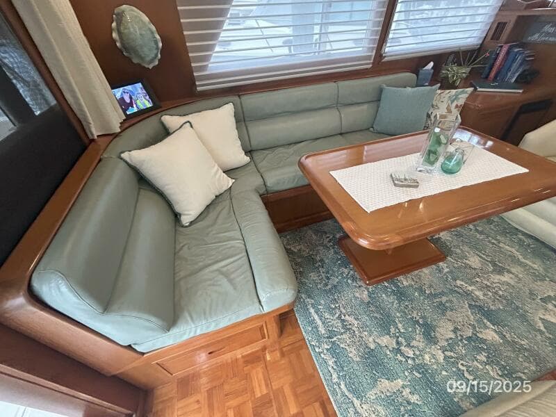 45' Ocean Alexander salon port seating1