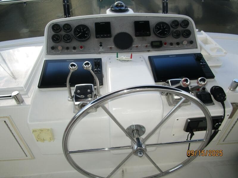 45' Ocean Alexander flybridge helm3