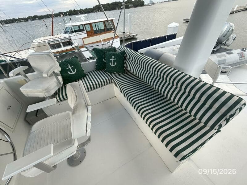 45' Ocean Alexander flybridge starboard seating