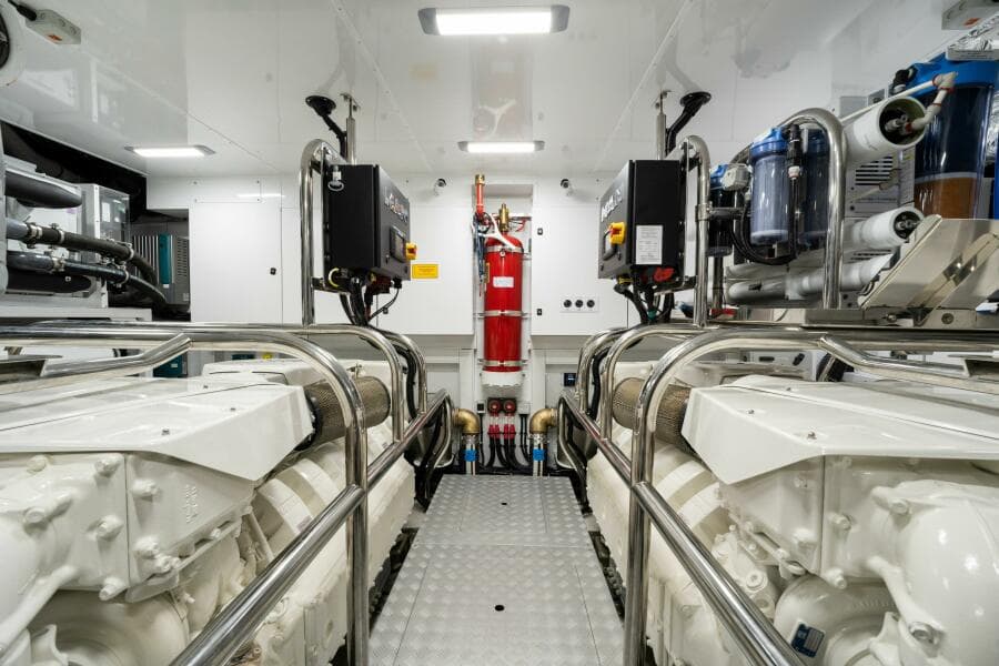 Princess Y95 JUST  PERFECT - Engine Room