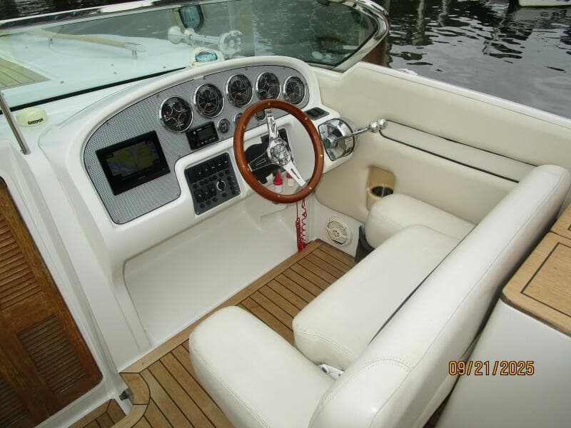 28' Chris-Craft helm1