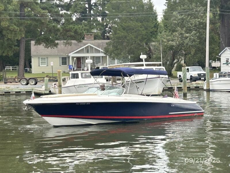28' Chris-Craft port forward profile
