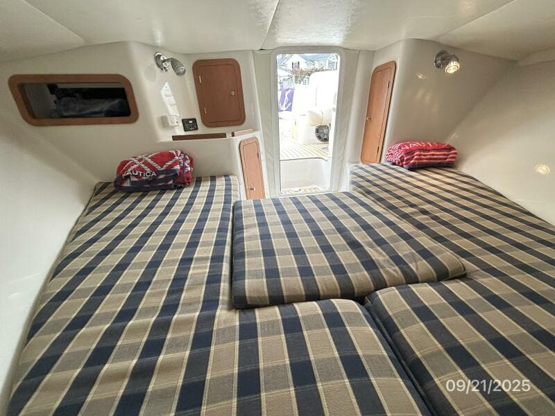 28' Chris-Craft cabin aft