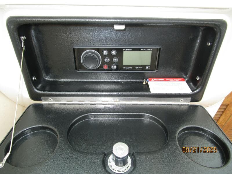 28' Chris-Craft stereo