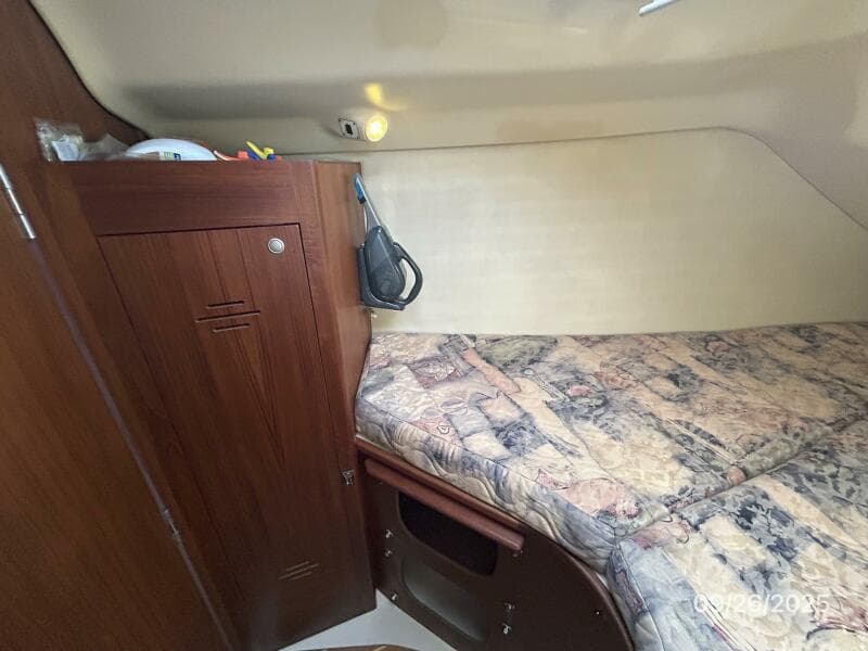 37' Hunter guest stateroom port